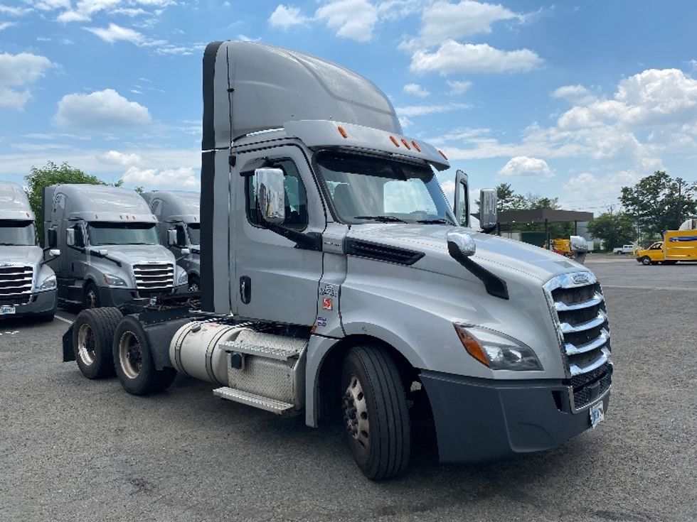 Day Cab Tractor-Heavy Duty Tractors-Freightliner-2020-T12664ST-Edison-NJ-339,591\n\t\tmiles-$ 61,500 - Image 1
