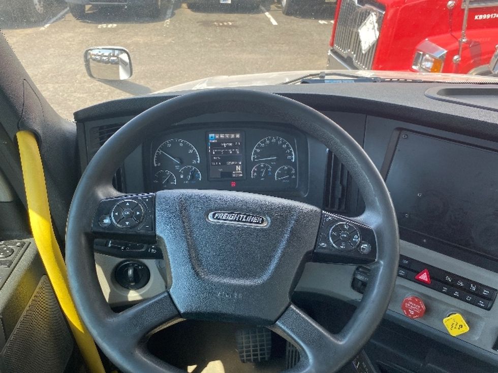 Day Cab Tractor-Heavy Duty Tractors-Freightliner-2020-T12664ST-Edison-NJ-339,591\n\t\tmiles-$ 61,500 - Image 11