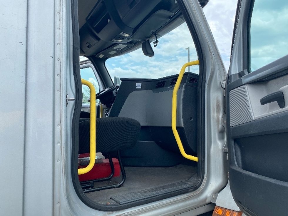 Day Cab Tractor-Heavy Duty Tractors-Freightliner-2020-T12664ST-Edison-NJ-339,591\n\t\tmiles-$ 61,500 - Image 12