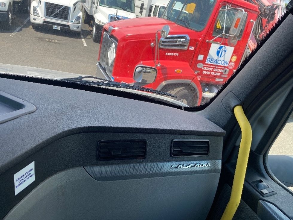 Day Cab Tractor-Heavy Duty Tractors-Freightliner-2020-T12664ST-Edison-NJ-339,591\n\t\tmiles-$ 61,500 - Image 13