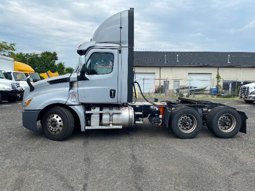 Day Cab Tractor-Heavy Duty Tractors-Freightliner-2020-T12664ST-Edison-NJ-339,591\n\t\tmiles-$ 61,500 - Image 4