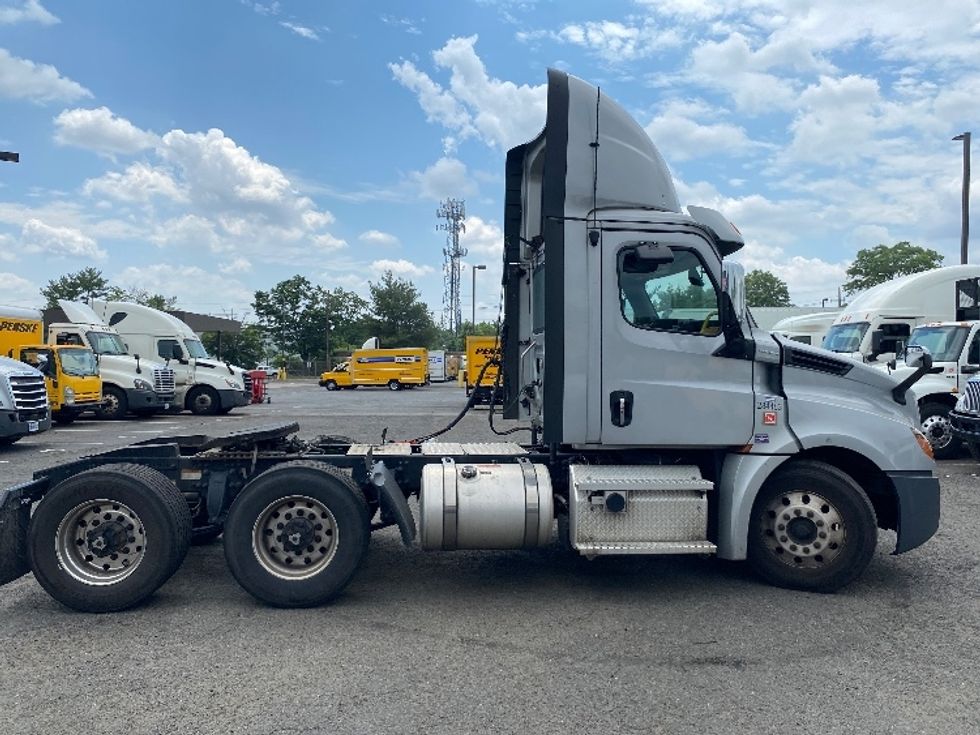Day Cab Tractor-Heavy Duty Tractors-Freightliner-2020-T12664ST-Edison-NJ-339,591\n\t\tmiles-$ 61,500 - Image 8