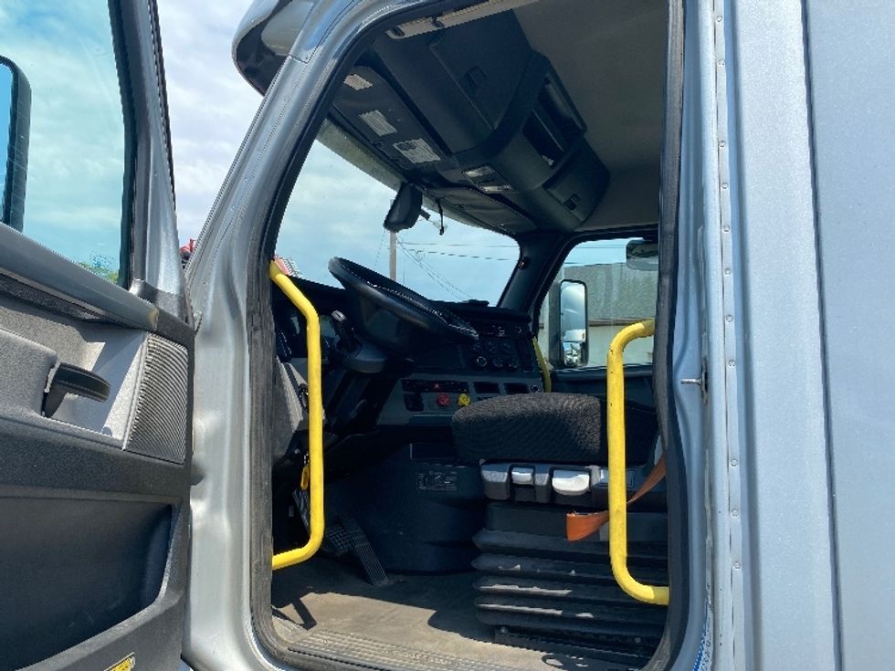 Day Cab Tractor-Heavy Duty Tractors-Freightliner-2020-T12664ST-Edison-NJ-339,591\n\t\tmiles-$ 61,500 - Image 9