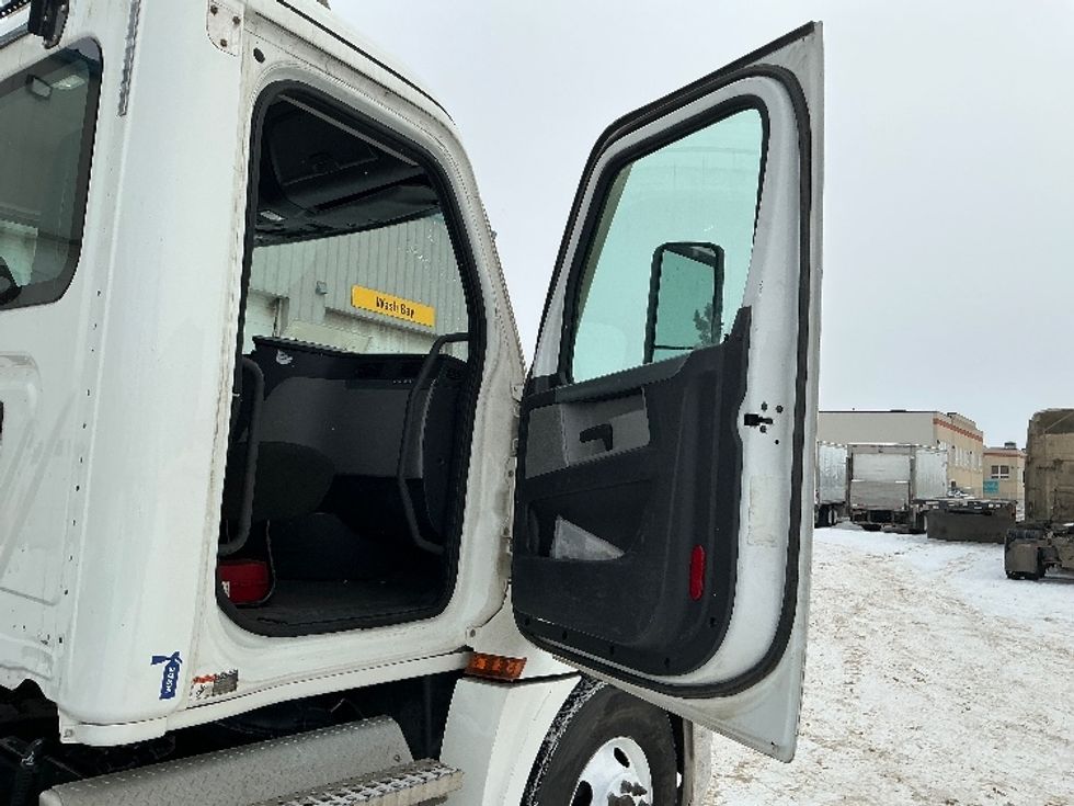 Day Cab Tractor-Heavy Duty Tractors-Freightliner-2020-T12664ST-Edmonton-AB-455,850\n\t\tkm-$ 65,750 - Image 12