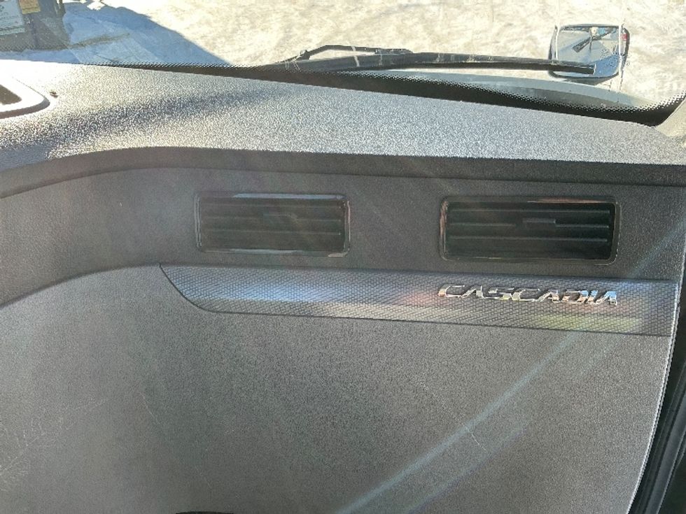 Day Cab Tractor-Heavy Duty Tractors-Freightliner-2020-T12664ST-Edmonton-AB-455,850\n\t\tkm-$ 65,750 - Image 13