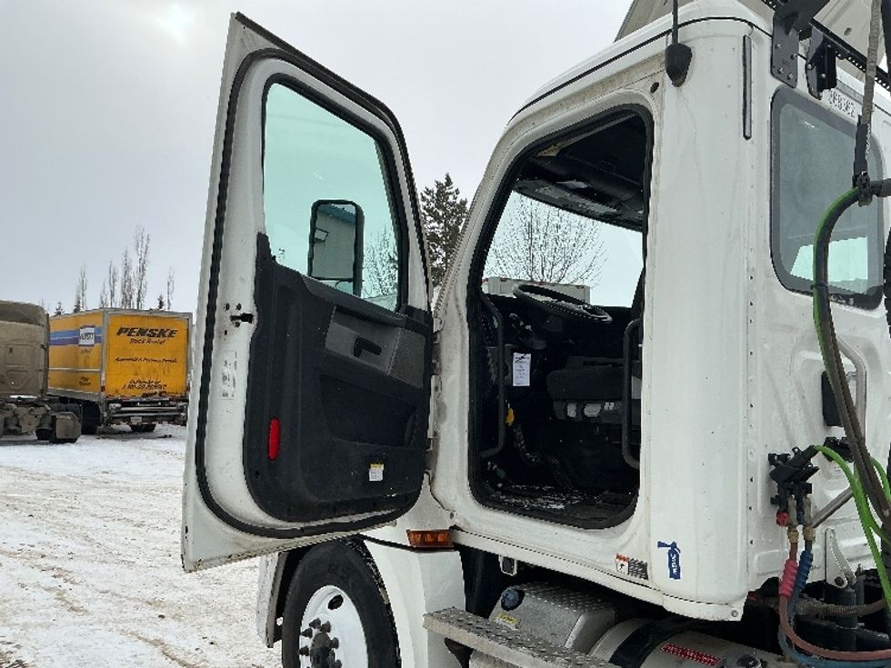 Day Cab Tractor-Heavy Duty Tractors-Freightliner-2020-T12664ST-Edmonton-AB-455,850\n\t\tkm-$ 65,750 - Image 9