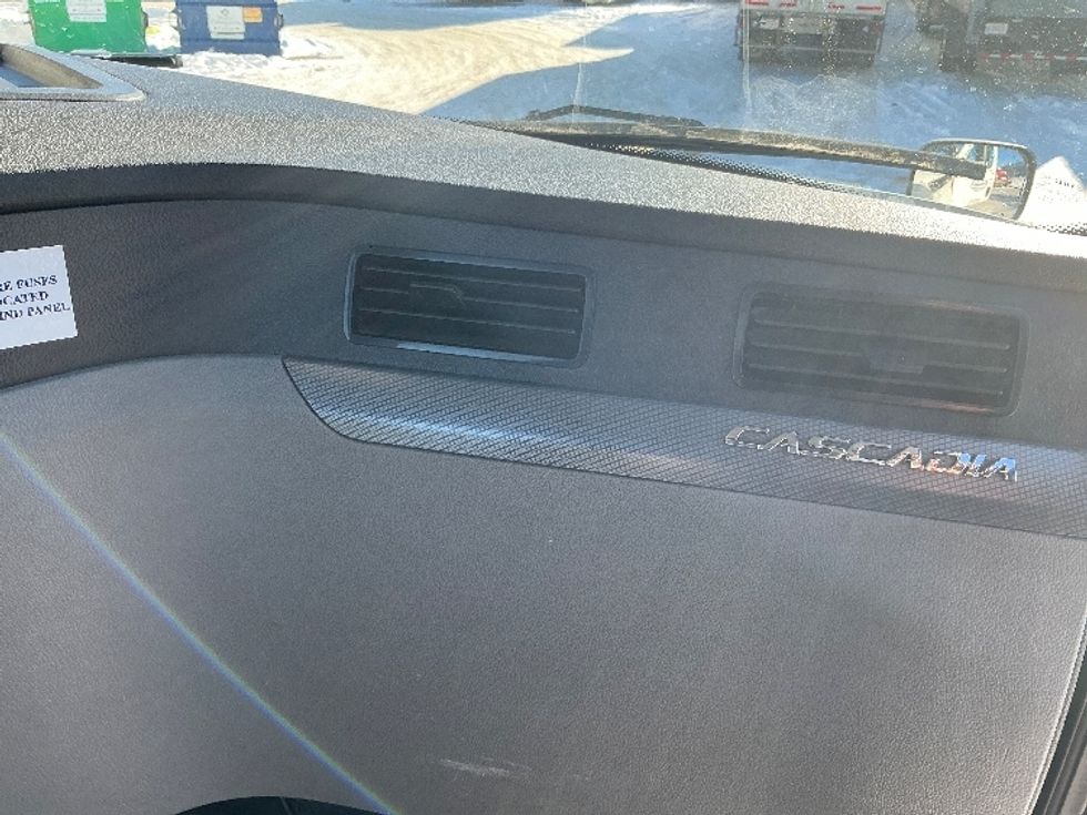 Day Cab Tractor-Heavy Duty Tractors-Freightliner-2020-T12664ST-Edmonton-AB-508,431\n\t\tkm-$ 63,250 - Image 13