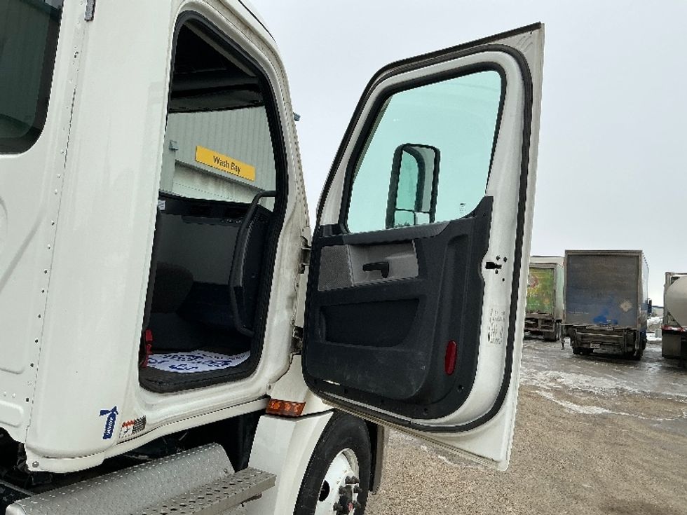 Day Cab Tractor-Heavy Duty Tractors-Freightliner-2020-T12664ST-Edmonton-AB-524,449\n\t\tkm-$ 62,750 - Image 12