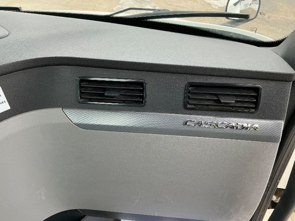 Day Cab Tractor-Heavy Duty Tractors-Freightliner-2020-T12664ST-Edmonton-AB-524,449\n\t\tkm-$ 62,750 - Image 13