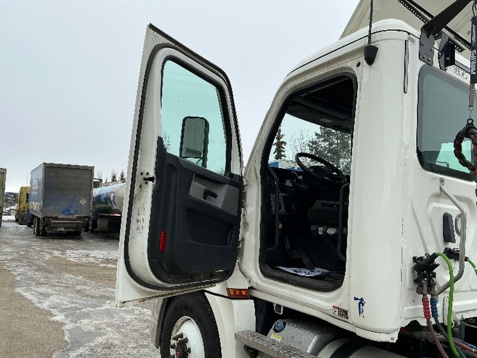 Day Cab Tractor-Heavy Duty Tractors-Freightliner-2020-T12664ST-Edmonton-AB-524,449\n\t\tkm-$ 62,750 - Image 9