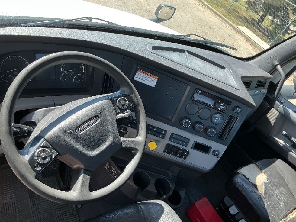 Day Cab Tractor-Heavy Duty Tractors-Freightliner-2020-T12664ST-Edmonton-AB-919,119\n\t\tkm-$ 46,000 - Image 11