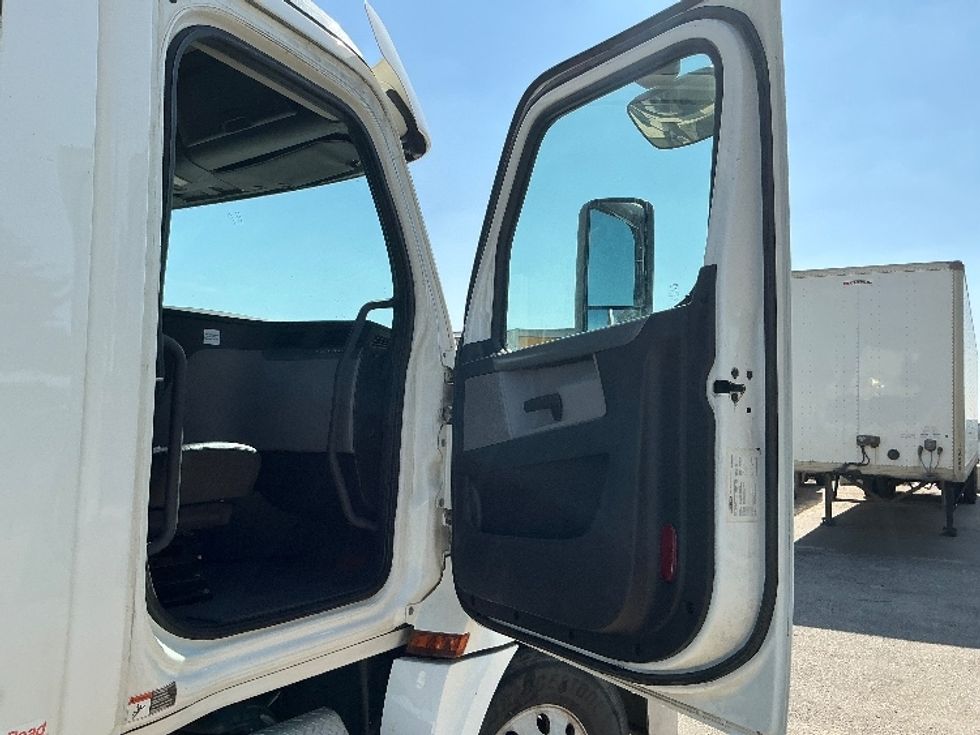 Day Cab Tractor-Heavy Duty Tractors-Freightliner-2020-T12664ST-Edmonton-AB-919,119\n\t\tkm-$ 46,000 - Image 12