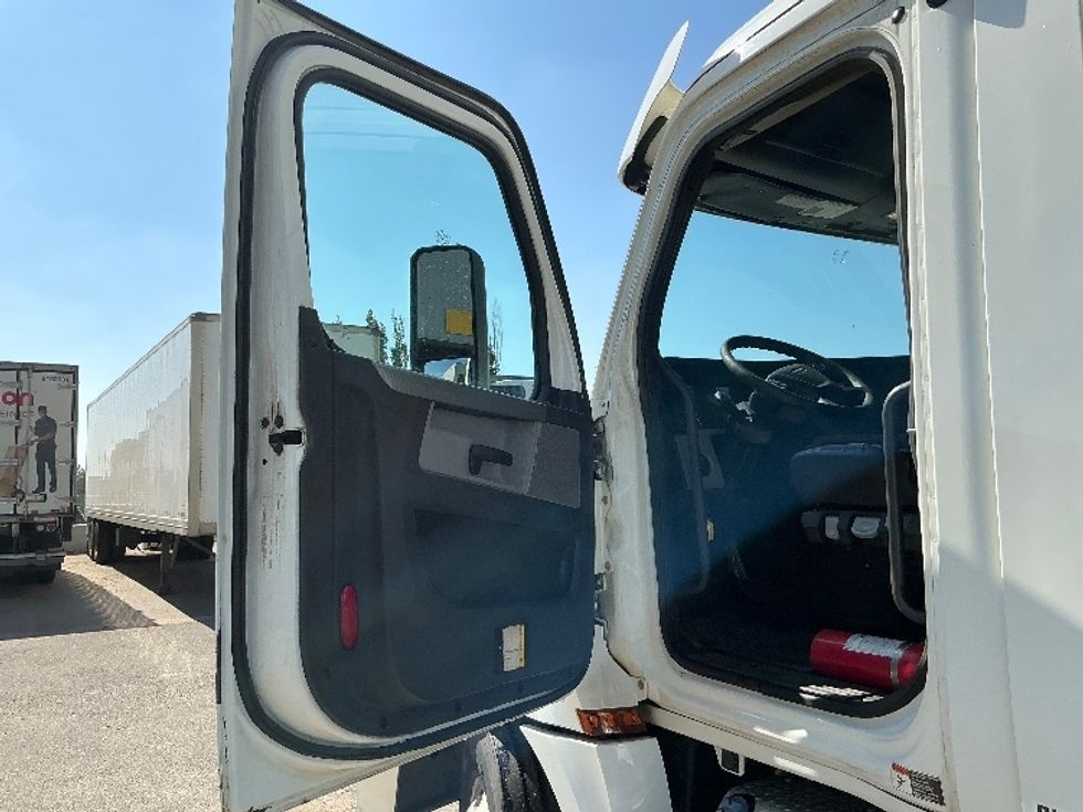 Day Cab Tractor-Heavy Duty Tractors-Freightliner-2020-T12664ST-Edmonton-AB-919,119\n\t\tkm-$ 46,000 - Image 9