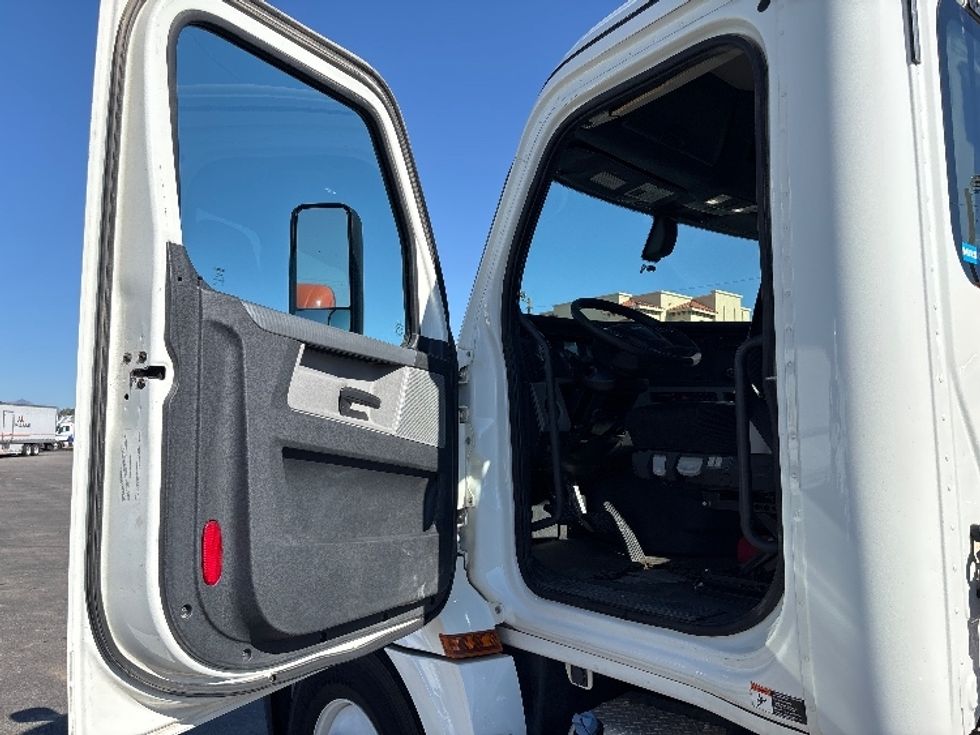 Day Cab Tractor-Heavy Duty Tractors-Freightliner-2020-T12664ST-El Paso-TX-101,193\n\t\tmiles-$ 67,000 - Image 9