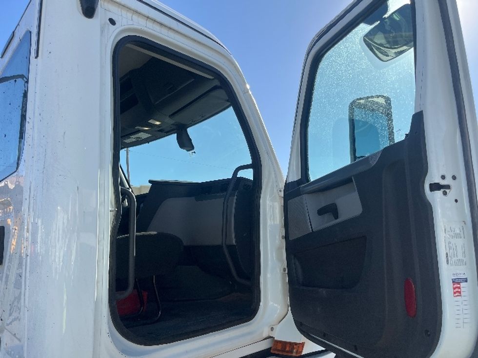 Day Cab Tractor-Heavy Duty Tractors-Freightliner-2020-T12664ST-El Paso-TX-103,185\n\t\tmiles-$ 67,000 - Image 11
