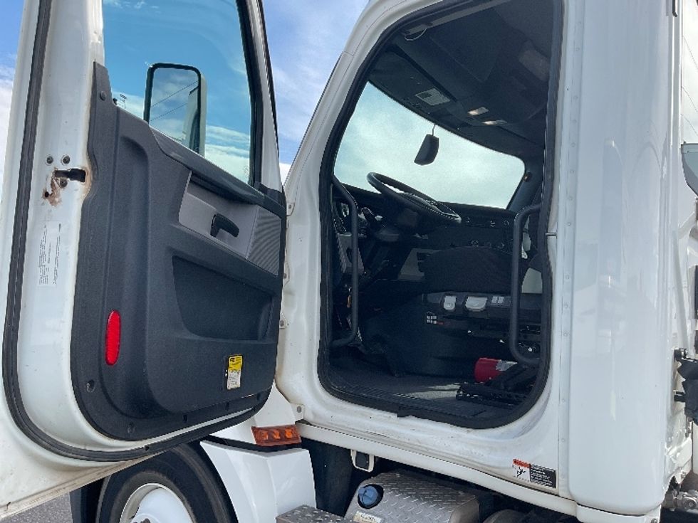 Day Cab Tractor-Heavy Duty Tractors-Freightliner-2020-T12664ST-El Paso-TX-107,132\n\t\tmiles-$ 66,750 - Image 9