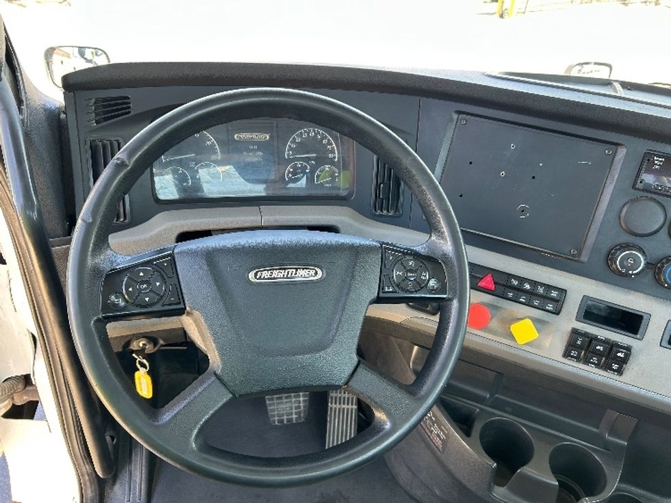 Day Cab Tractor-Heavy Duty Tractors-Freightliner-2020-T12664ST-El Paso-TX-235,023\n\t\tmiles-$ 61,000 - Image 11