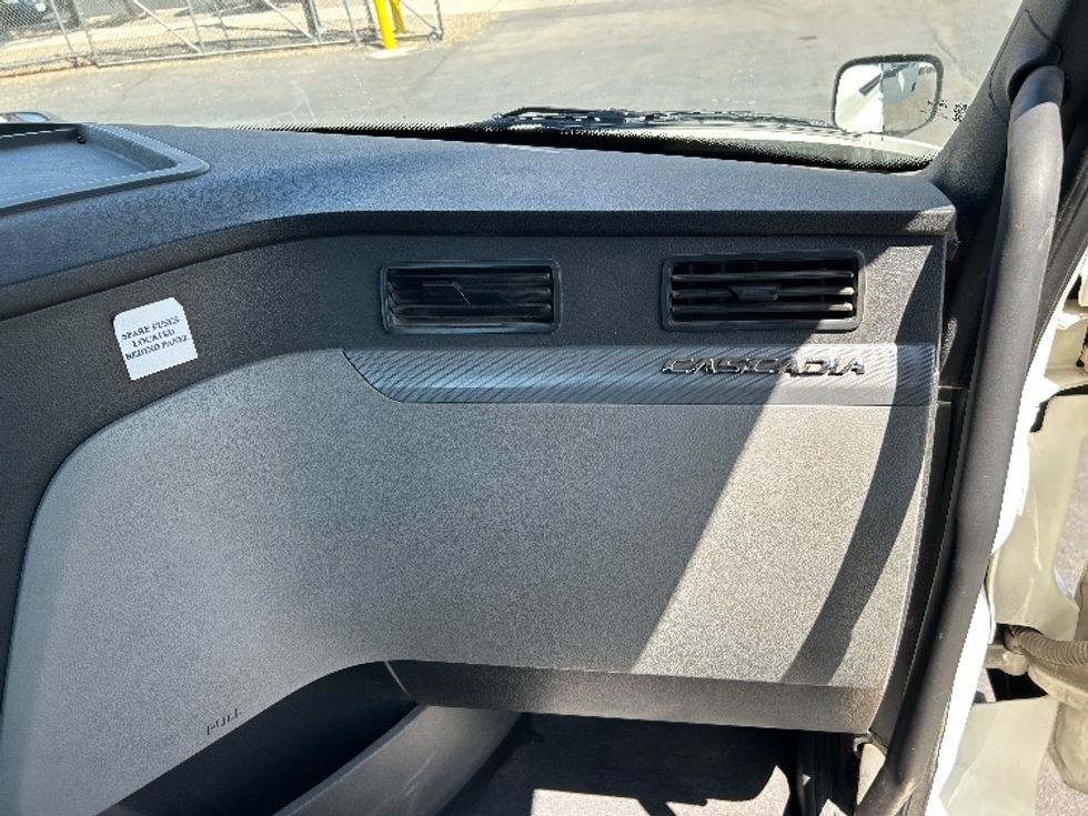 Day Cab Tractor-Heavy Duty Tractors-Freightliner-2020-T12664ST-El Paso-TX-235,023\n\t\tmiles-$ 61,000 - Image 13