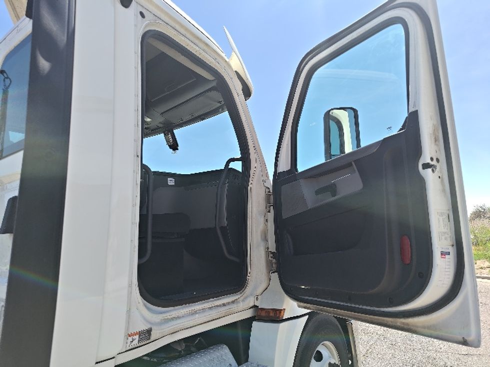 Day Cab Tractor-Heavy Duty Tractors-Freightliner-2020-T12664ST-El Paso-TX-532,666\n\t\tmiles-$ 39,250 - Image 12