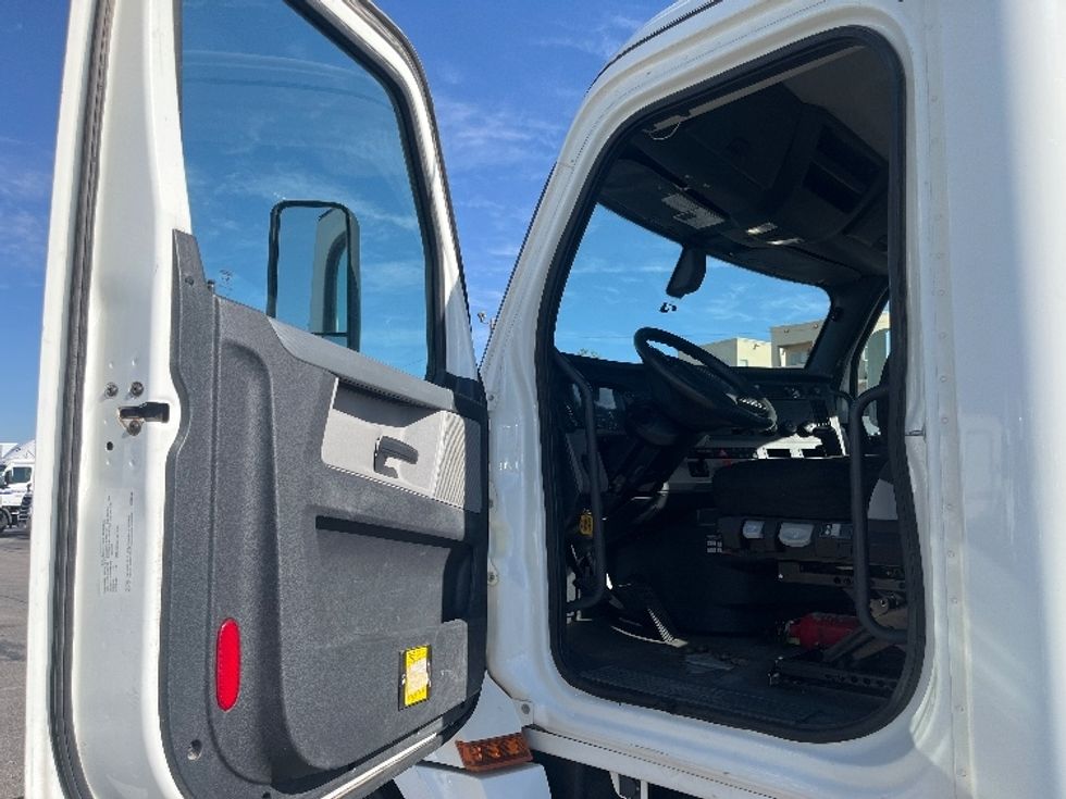 Day Cab Tractor-Heavy Duty Tractors-Freightliner-2020-T12664ST-El Paso-TX-99,671\n\t\tmiles-$ 67,250 - Image 9