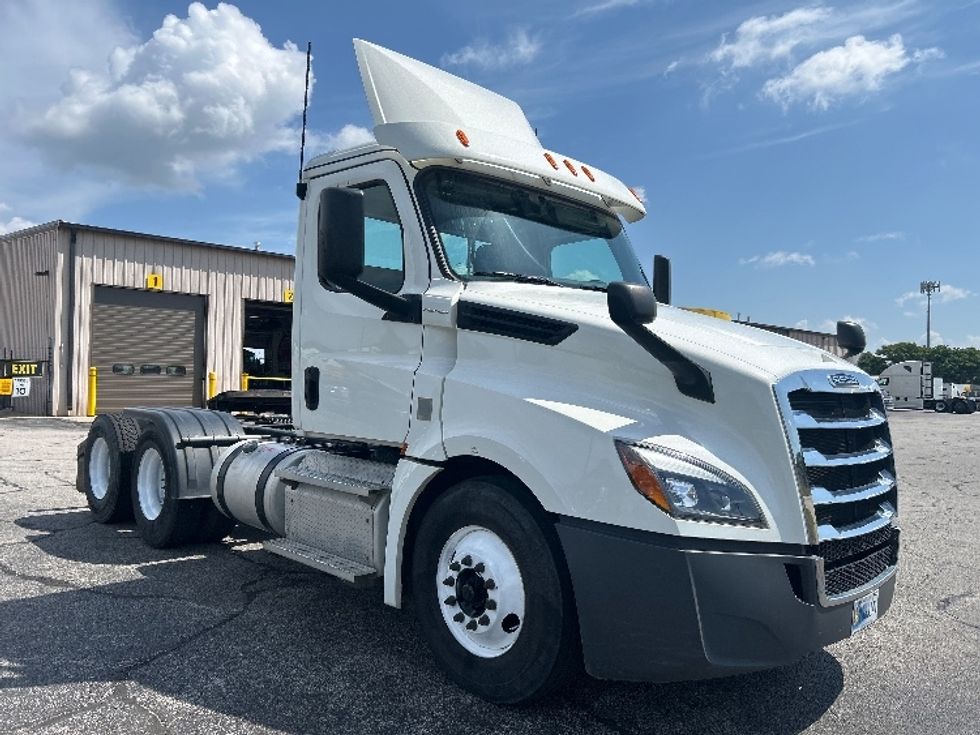 Day Cab Tractor-Heavy Duty Tractors-Freightliner-2020-T12664ST-Elkhart-IN-131,355\n\t\tmiles-$ 59,500 - Image 1