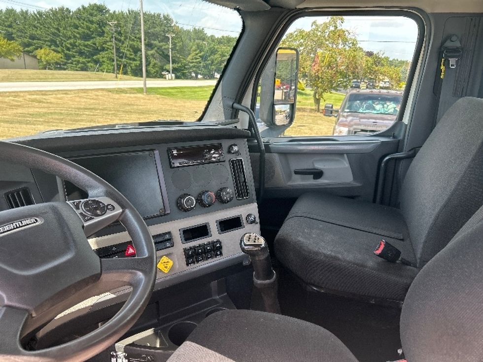 Day Cab Tractor-Heavy Duty Tractors-Freightliner-2020-T12664ST-Elkhart-IN-131,355\n\t\tmiles-$ 59,500 - Image 10