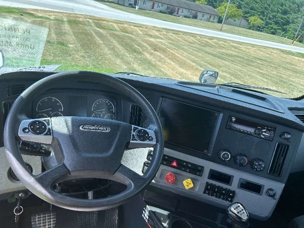 Day Cab Tractor-Heavy Duty Tractors-Freightliner-2020-T12664ST-Elkhart-IN-131,355\n\t\tmiles-$ 59,500 - Image 11