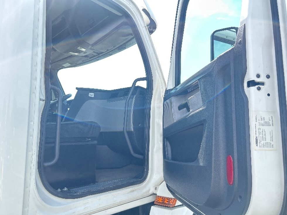 Day Cab Tractor-Heavy Duty Tractors-Freightliner-2020-T12664ST-Elkhart-IN-131,355\n\t\tmiles-$ 59,500 - Image 12