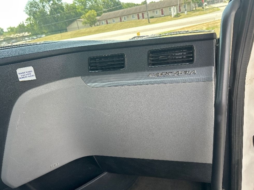 Day Cab Tractor-Heavy Duty Tractors-Freightliner-2020-T12664ST-Elkhart-IN-131,355\n\t\tmiles-$ 59,500 - Image 13