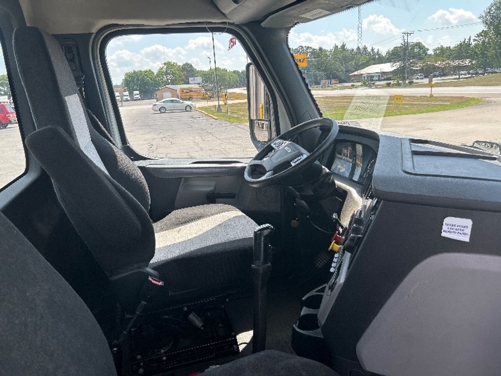 Day Cab Tractor-Heavy Duty Tractors-Freightliner-2020-T12664ST-Elkhart-IN-131,355\n\t\tmiles-$ 59,500 - Image 14