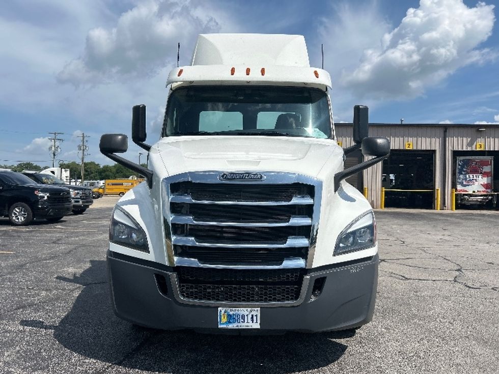 Day Cab Tractor-Heavy Duty Tractors-Freightliner-2020-T12664ST-Elkhart-IN-131,355\n\t\tmiles-$ 59,500 - Image 2