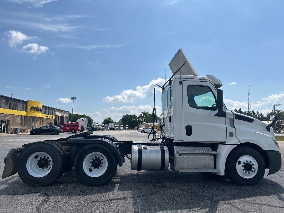 Day Cab Tractor-Heavy Duty Tractors-Freightliner-2020-T12664ST-Elkhart-IN-131,355\n\t\tmiles-$ 59,500 - Image 8