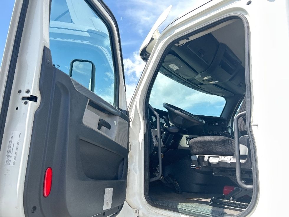 Day Cab Tractor-Heavy Duty Tractors-Freightliner-2020-T12664ST-Elkhart-IN-131,355\n\t\tmiles-$ 59,500 - Image 9