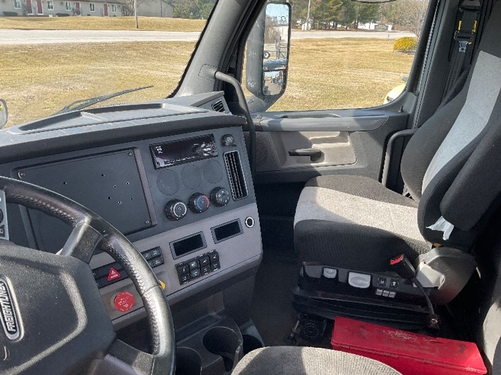 Day Cab Tractor-Heavy Duty Tractors-Freightliner-2020-T12664ST-Elkhart-IN-309,256\n\t\tmiles-$ 58,250 - Image 10