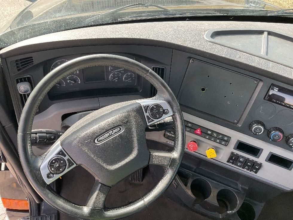 Day Cab Tractor-Heavy Duty Tractors-Freightliner-2020-T12664ST-Elkhart-IN-309,256\n\t\tmiles-$ 58,250 - Image 11