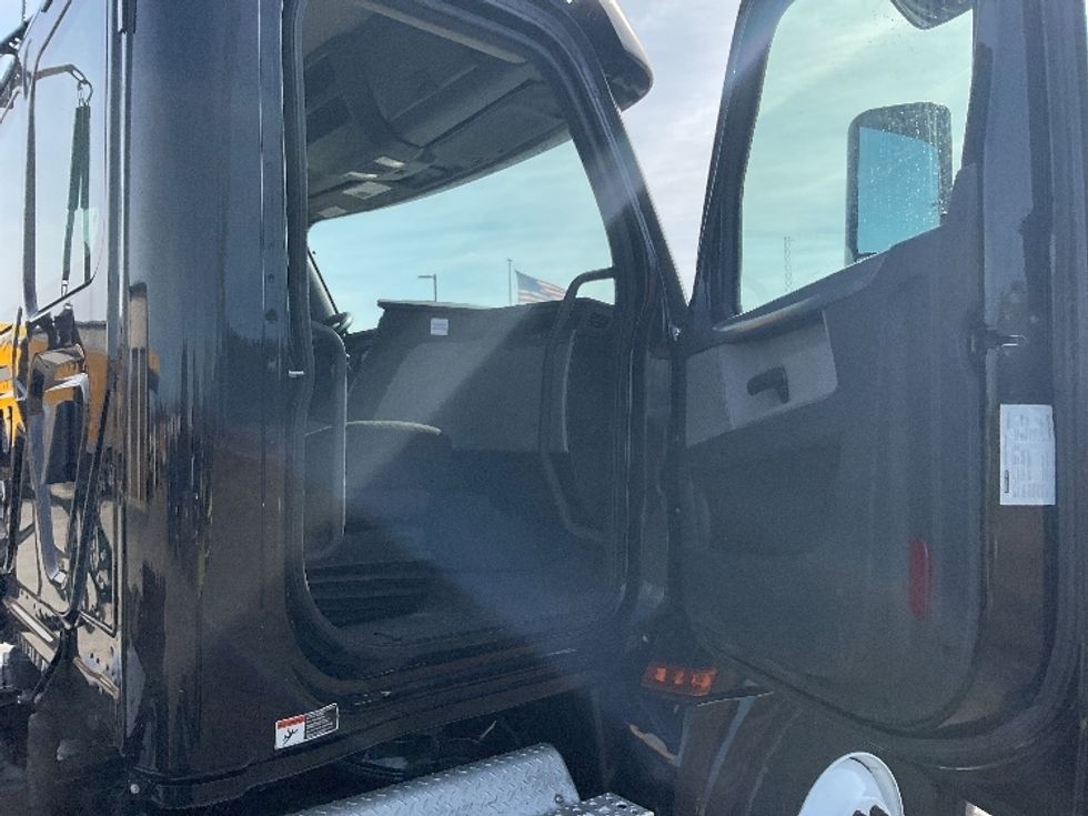 Day Cab Tractor-Heavy Duty Tractors-Freightliner-2020-T12664ST-Elkhart-IN-309,256\n\t\tmiles-$ 58,250 - Image 12