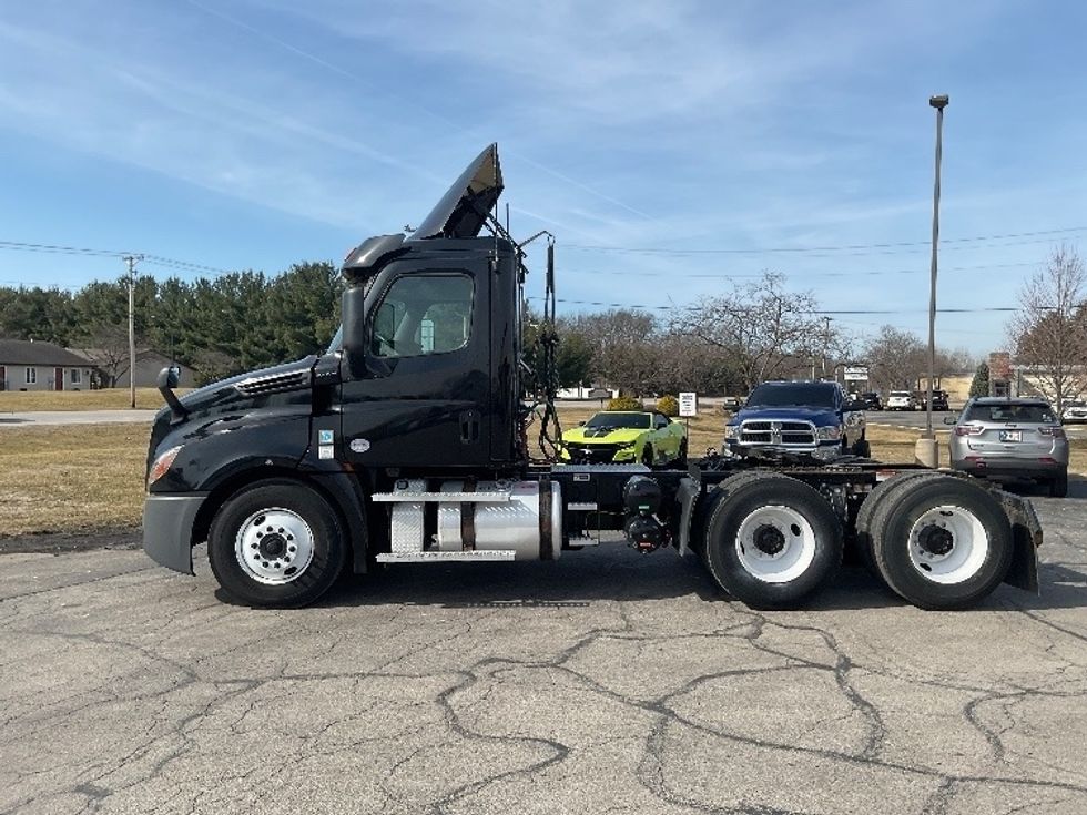 Day Cab Tractor-Heavy Duty Tractors-Freightliner-2020-T12664ST-Elkhart-IN-309,256\n\t\tmiles-$ 58,250 - Image 4