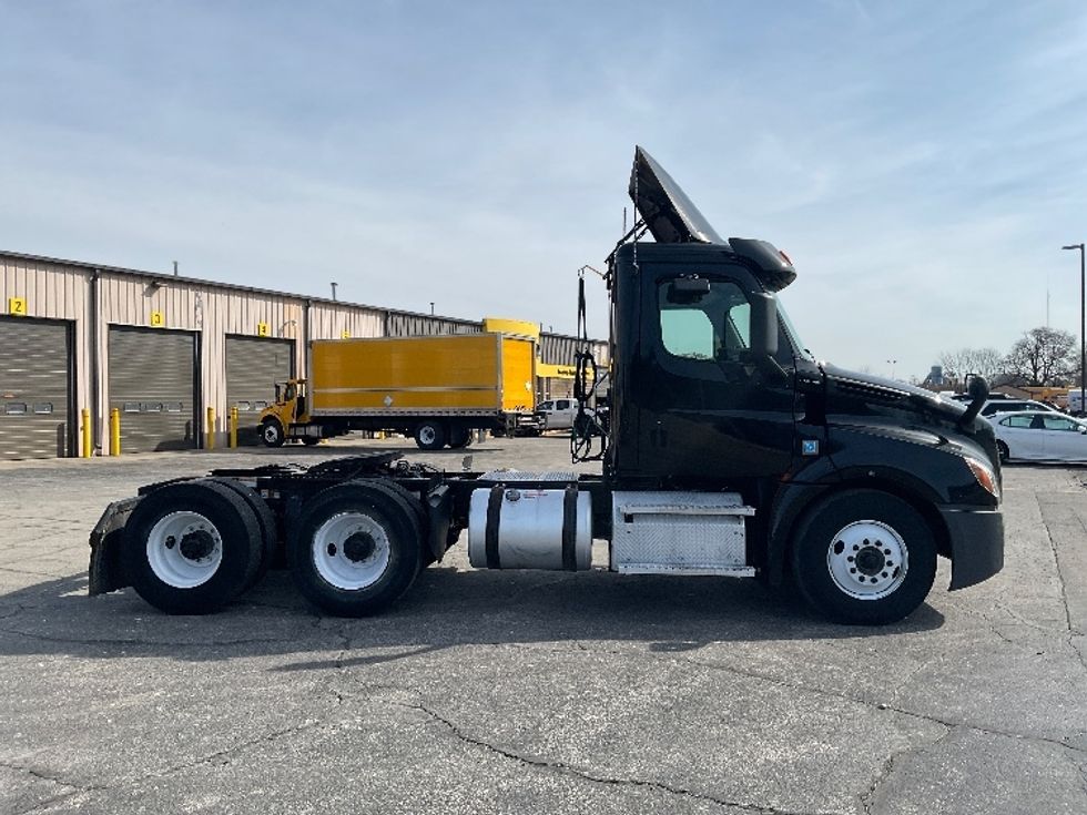 Day Cab Tractor-Heavy Duty Tractors-Freightliner-2020-T12664ST-Elkhart-IN-309,256\n\t\tmiles-$ 58,250 - Image 8