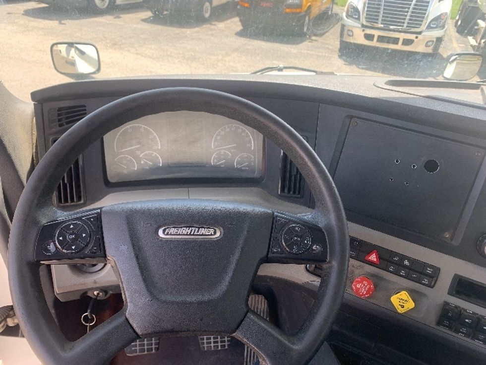 Day Cab Tractor-Heavy Duty Tractors-Freightliner-2020-T12664ST-Elkhart-IN-442,445\n\t\tmiles-$ 44,500 - Image 11