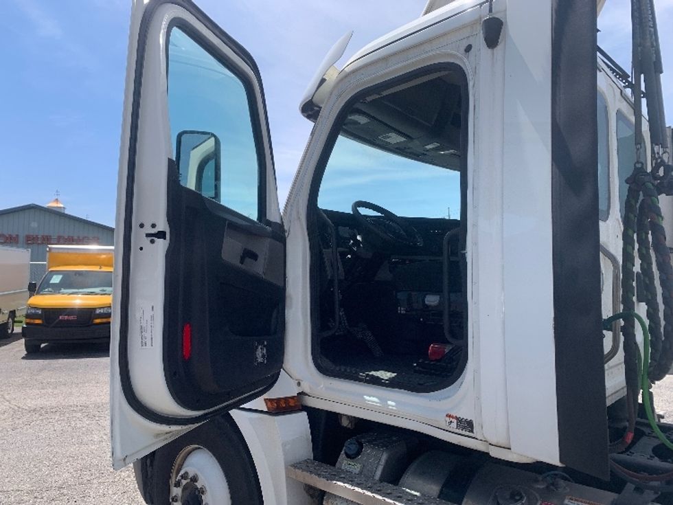 Day Cab Tractor-Heavy Duty Tractors-Freightliner-2020-T12664ST-Elkhart-IN-442,445\n\t\tmiles-$ 44,500 - Image 9