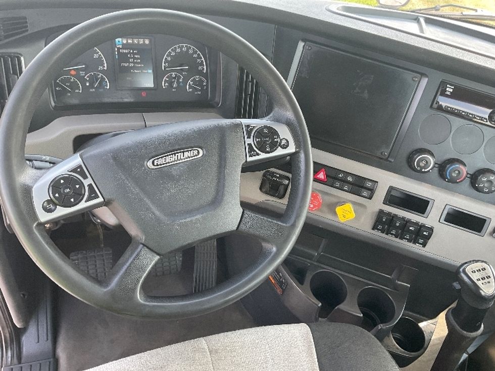 Day Cab Tractor-Heavy Duty Tractors-Freightliner-2020-T12664ST-Elkhart-IN-88,472\n\t\tmiles-$ 64,500 - Image 11