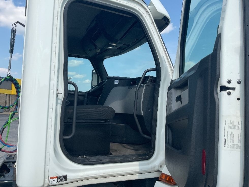 Day Cab Tractor-Heavy Duty Tractors-Freightliner-2020-T12664ST-Elkhart-IN-88,472\n\t\tmiles-$ 64,500 - Image 12