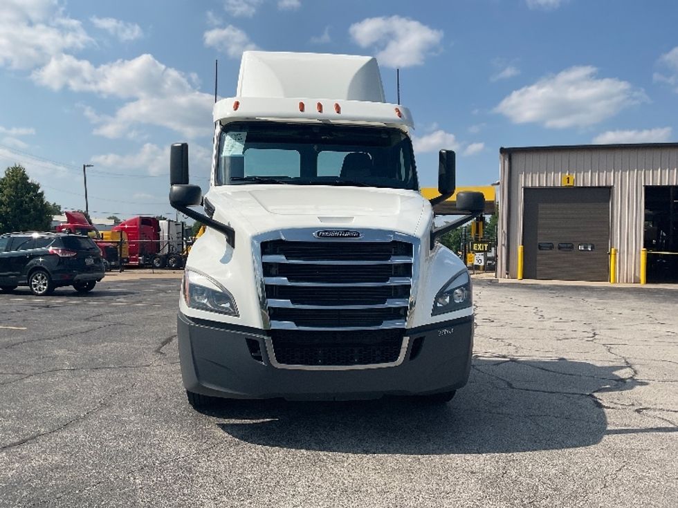 Day Cab Tractor-Heavy Duty Tractors-Freightliner-2020-T12664ST-Elkhart-IN-88,472\n\t\tmiles-$ 64,500 - Image 2