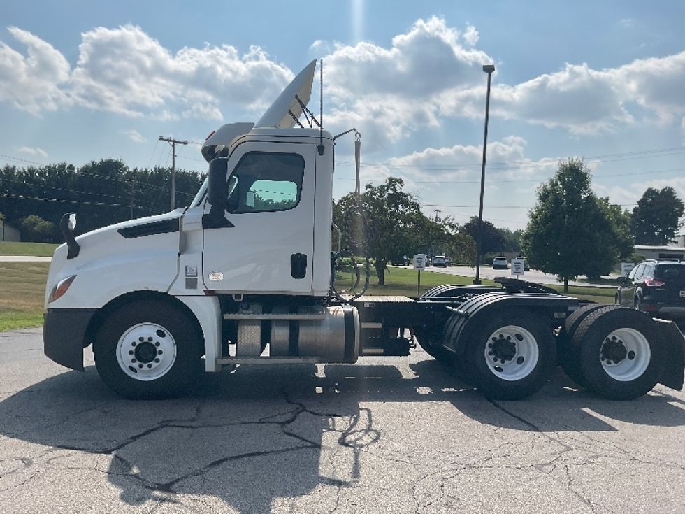 Day Cab Tractor-Heavy Duty Tractors-Freightliner-2020-T12664ST-Elkhart-IN-88,472\n\t\tmiles-$ 64,500 - Image 4