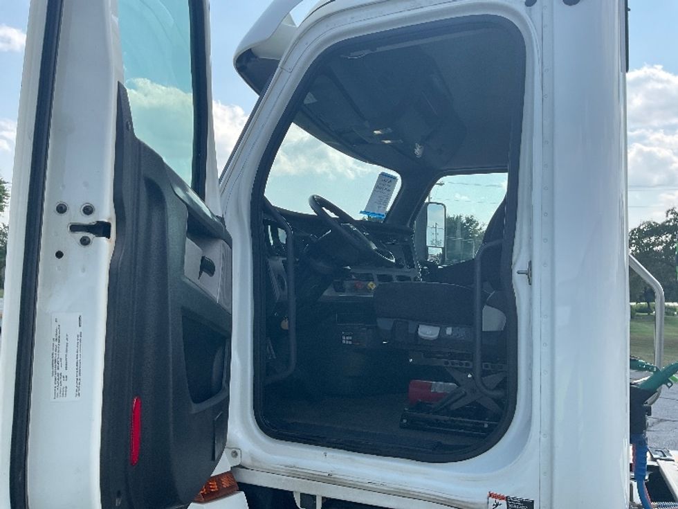 Day Cab Tractor-Heavy Duty Tractors-Freightliner-2020-T12664ST-Elkhart-IN-88,472\n\t\tmiles-$ 64,500 - Image 9