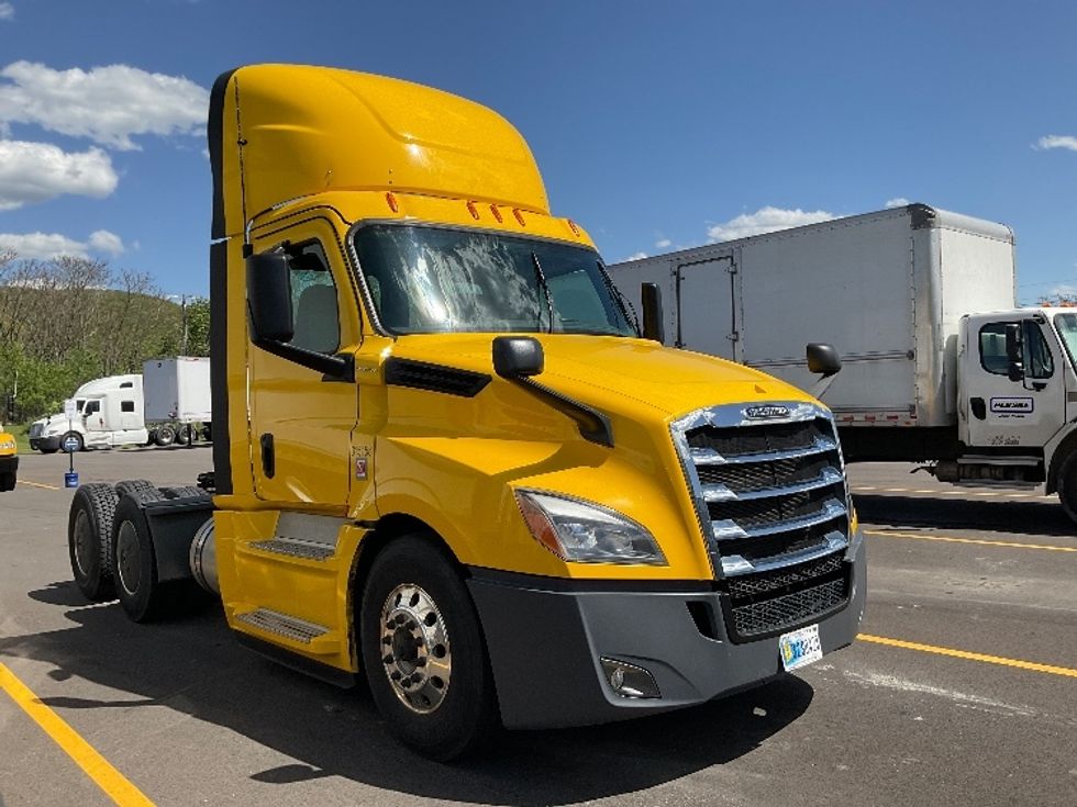 Day Cab Tractor-Heavy Duty Tractors-Freightliner-2020-T12664ST-Elmira-NY-331,461\n\t\tmiles-$ 51,000 - Image 1
