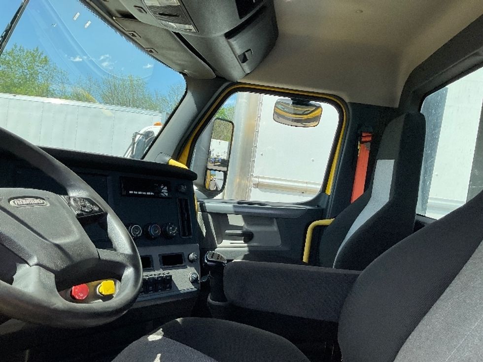 2020 Freightliner Cascadia 126" Day cab photo 8
