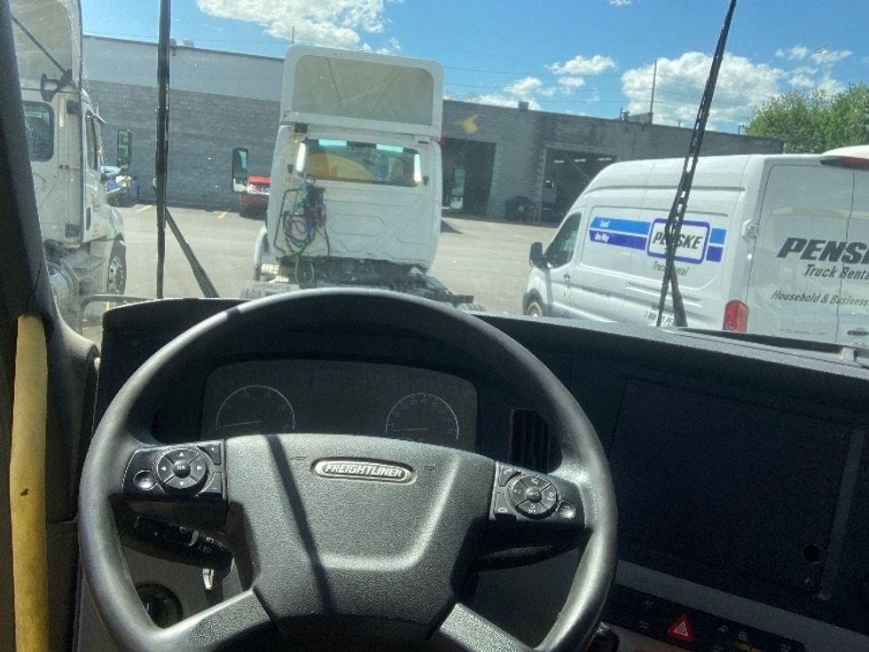 2020 Freightliner Cascadia 126" Day cab photo 9