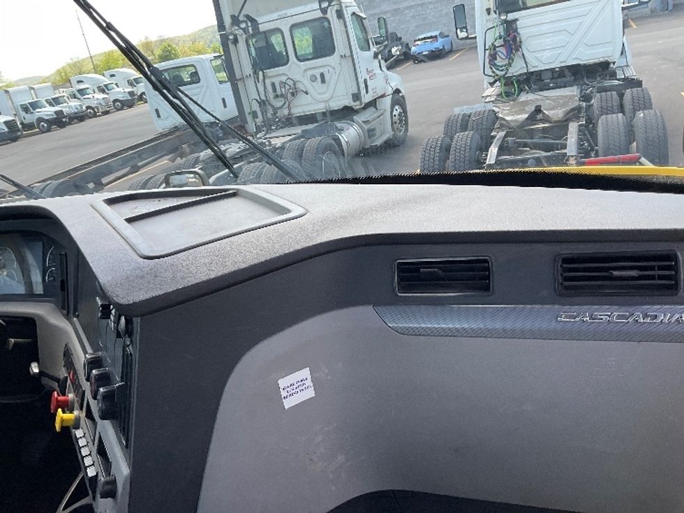 2020 Freightliner Cascadia 126" Day cab photo 11