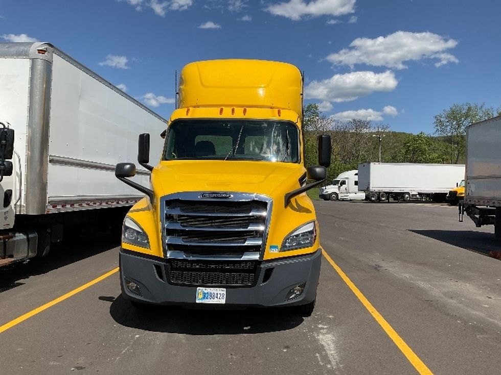 2020 Freightliner Cascadia 126" Day cab photo 2